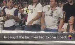 Lo peor de nosotros: Hincha de Colo Colo trató de robar pelota en clásico entre Barcelona y Real Madrid [FOTO]