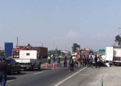 Mujer muere en grave choque entre camiones en Rancagua